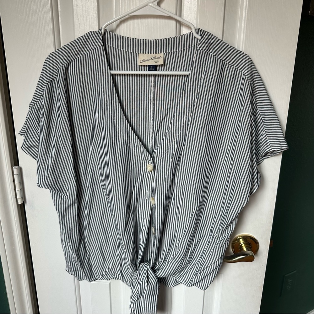 Universal Thread Top Size: L - Picture 3 of 5